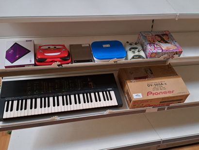 Piano électrique YAMAHA, lecteur de DVD,...