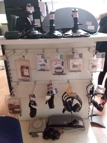 lot contenant 
4 joysticks 
2 supports PC
lot...