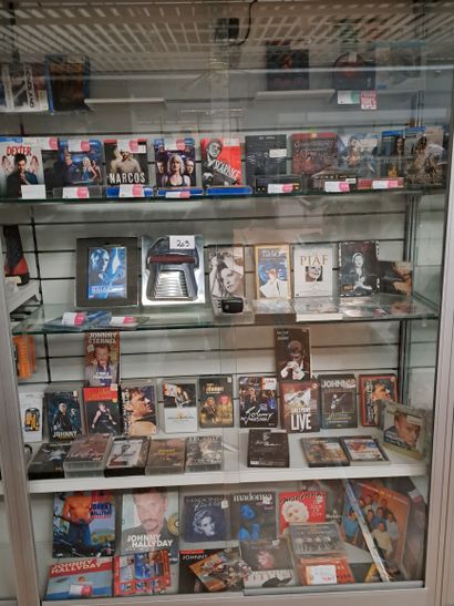 totalité de la vitrine comprenant : lot de...