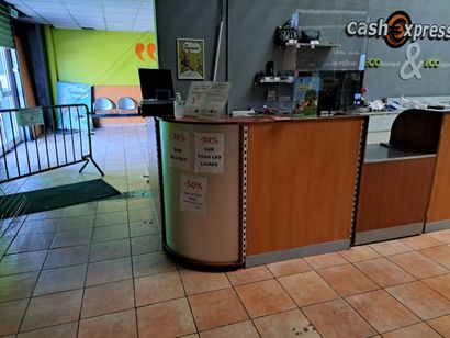 banque d'accueil en compressé, 4 commodes...