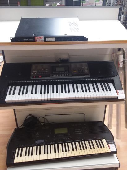 Deux synthétiseurs 
un ampli