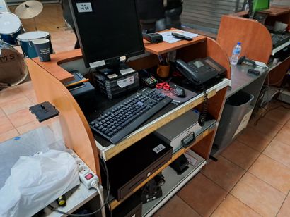 ordinateur et un tiroir caisse