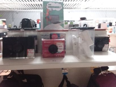 répéteur wifi
2 switch 
boîtier cpl 
adaptateur...