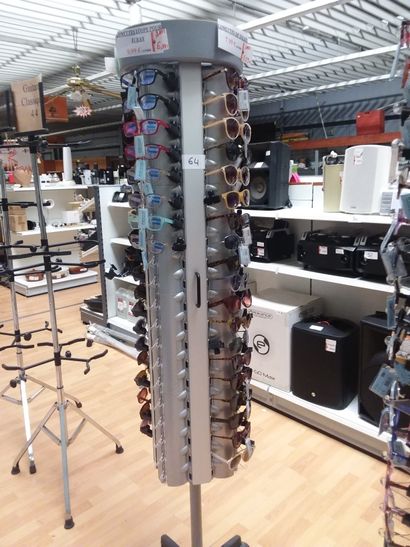 portant et 54 paires de lunettes de sole...