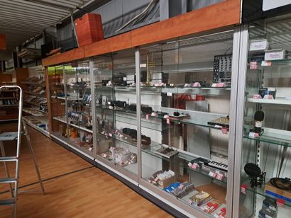 4 vitrines