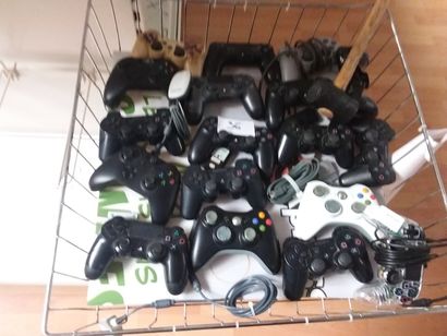 5 manettes PS4 combo pack
5 câbles HDMI 
lots...