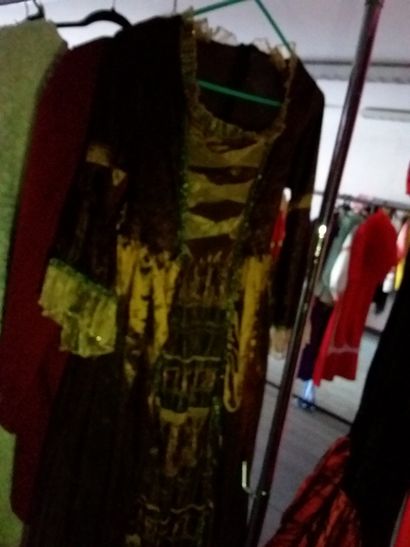 portant contenant costumes enfant et adu...