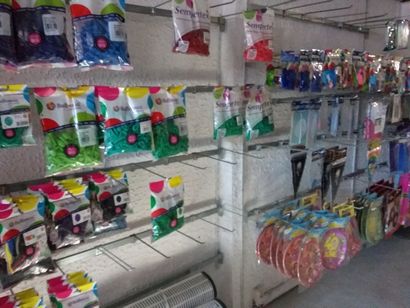 important stock de ballons, assiettes en...