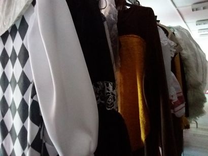 portant contenant costumes adultes