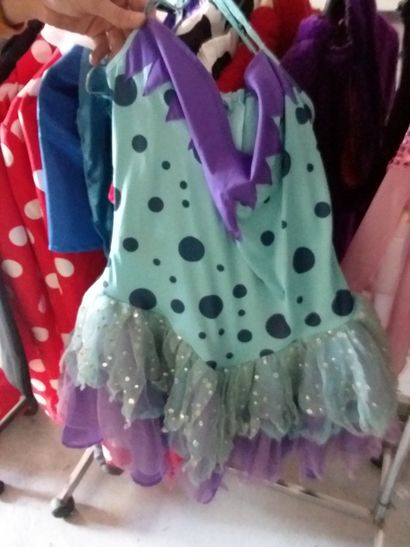 portant 12 costumes
3 pois
magicien
mille...