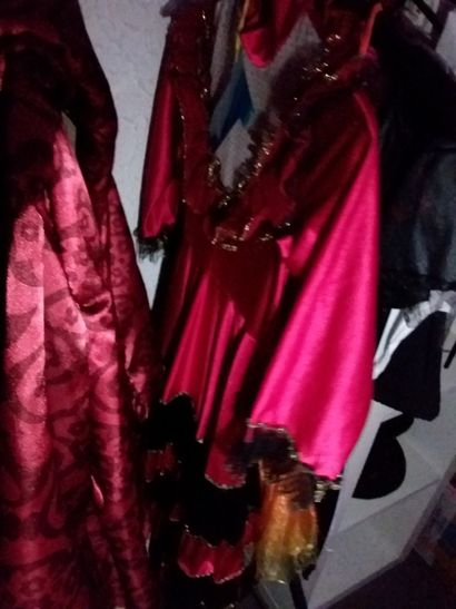 portant costumes adulte et chapeaux
