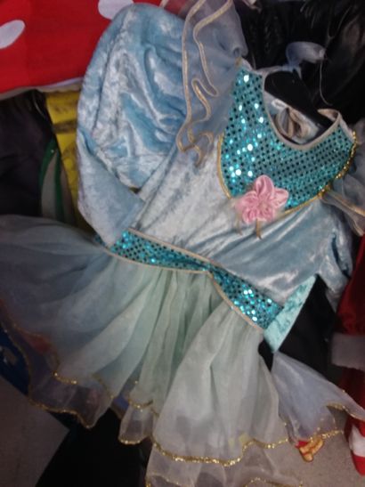 portant 25 costumes enfant