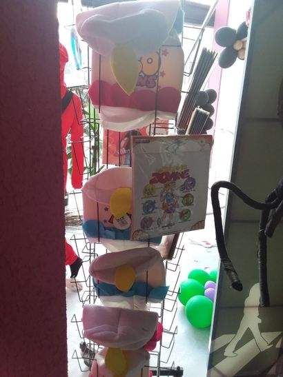 portant cartes anniversaire et chapeaux ...