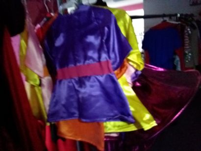 portant contenant costumes enfant et adu...