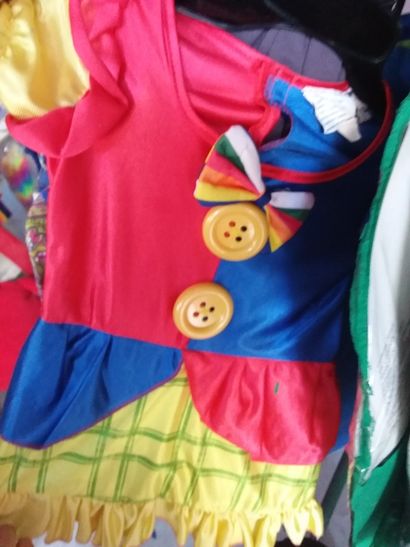 portant 25 costumes enfant