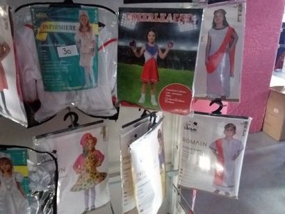 stock 20 costumes enfants emballés