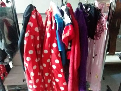 portant 12 costumes
3 pois
magicien
mille...