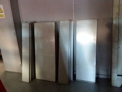 agencement metallique comprenant
7 gondoles...