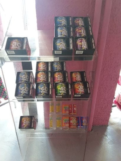 etagere contenant des mugs lumineux anni...