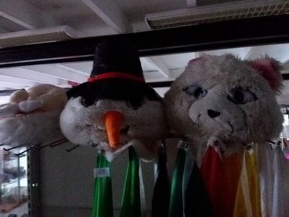 3 têtes en peluche
chat
père noël
bonhomme...