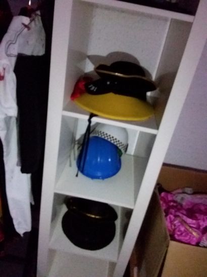 portant costumes adulte et chapeaux