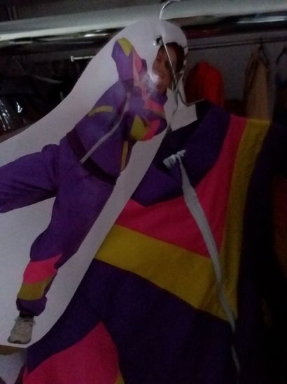 portant comprenant 15 costumes adulte et...