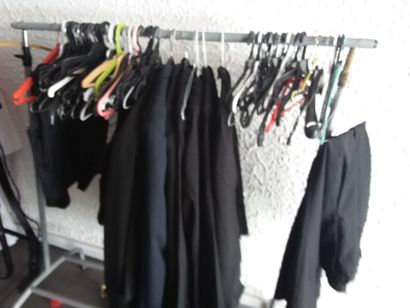 portant contenant des vestes de costume,...