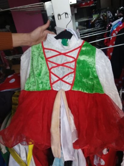 portant 25 costumes enfant
