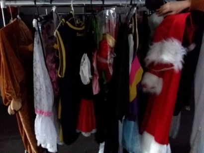 portant comprenant 15 costumes adulte et...