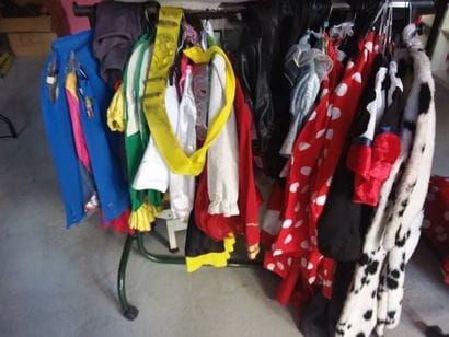 portant 25 costumes enfant