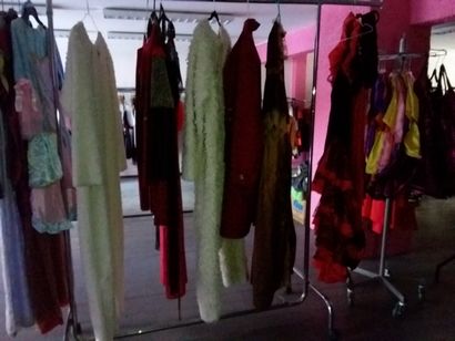 portant contenant costumes enfant et adu...