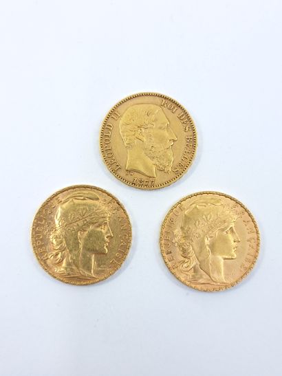 LOT OF THREE GOLDEN PIECES including :
Coin...