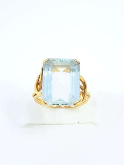 BAGUE cocktail en or jaune 750° surmontée...