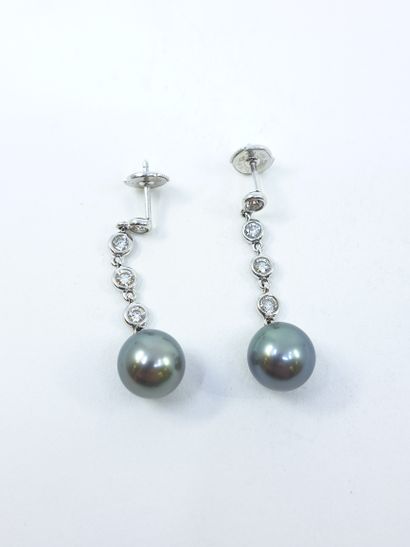 PAIRE de boucles d'oreille en or gris 750°...