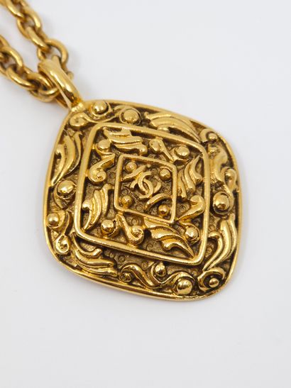 CHANEL 
Sautoir en métal doré