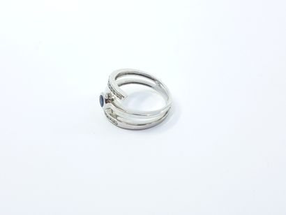BAGUE NEUVE en or gris 750° ornée d'un saphir...