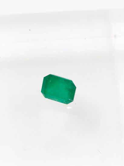 2.25 ct. TREATED EMERALD
Comlombie Resin...