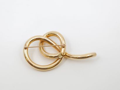 585° (14kt) gold pin with scroll decoration...