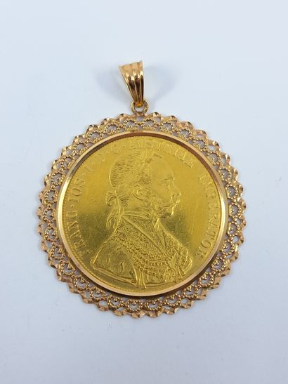 Yellow gold pendant 750° decorated with a...