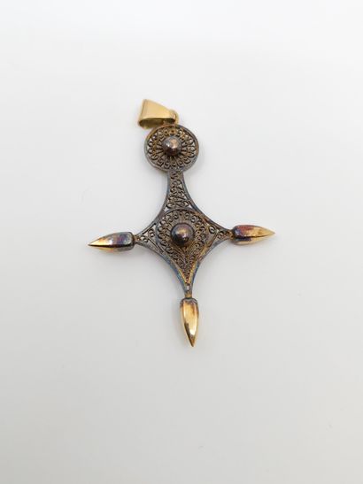 PENDENTIF en or jaune 750° en forme de croix...