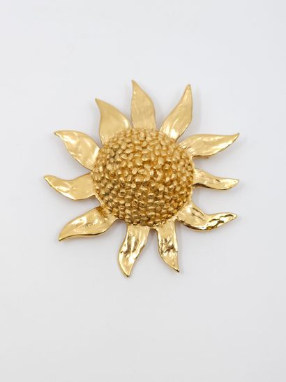 YVES SAINT LAURENT 
Broche soleil en métal...