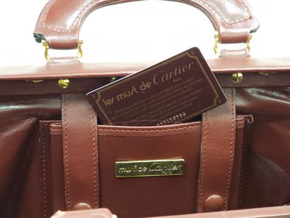 CARTIER must 
Sac diligence en cuir bordeaux...