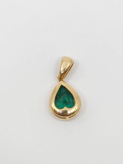 Yellow gold pendant with a pear emerald 
Gross...