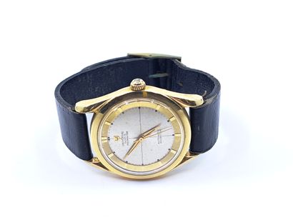 UNIVERSAL GENEVA polerouter
Round gold metal...