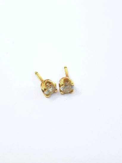 PAIRE de boutons d'oreilles en or jaune 750°...