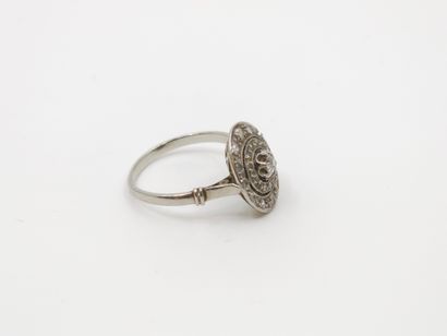 BAGUE en or gris 750°, plateau ovale orné...