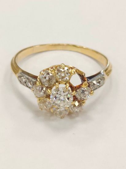 BAGUE en or deux tons de type marguerite...