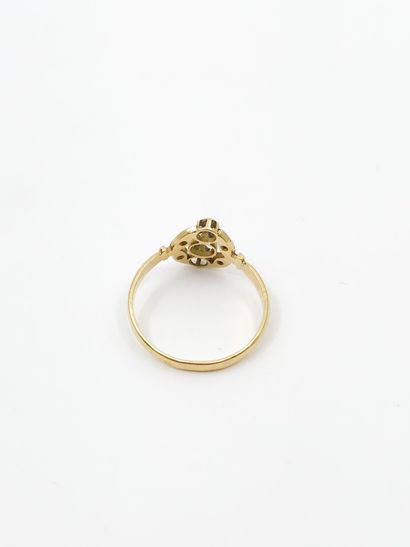 BAGUE en or jaune 750 ornée de roses 
Poids...