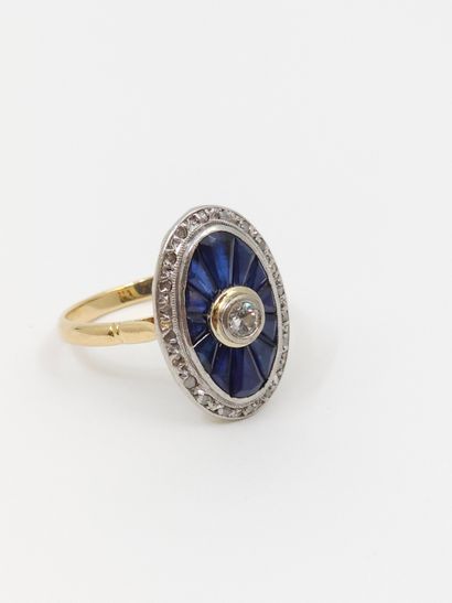BAGUE en or deux tons ornée d'un plateau...