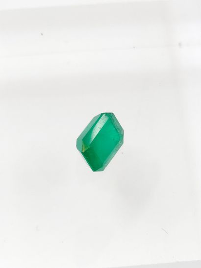 2.25 ct. TREATED EMERALD
Comlombie Resin...